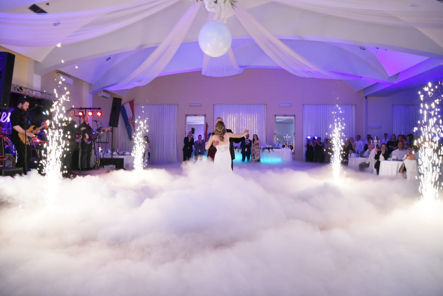 Spark fontane i niski dim specijalni efekti vjenčanje