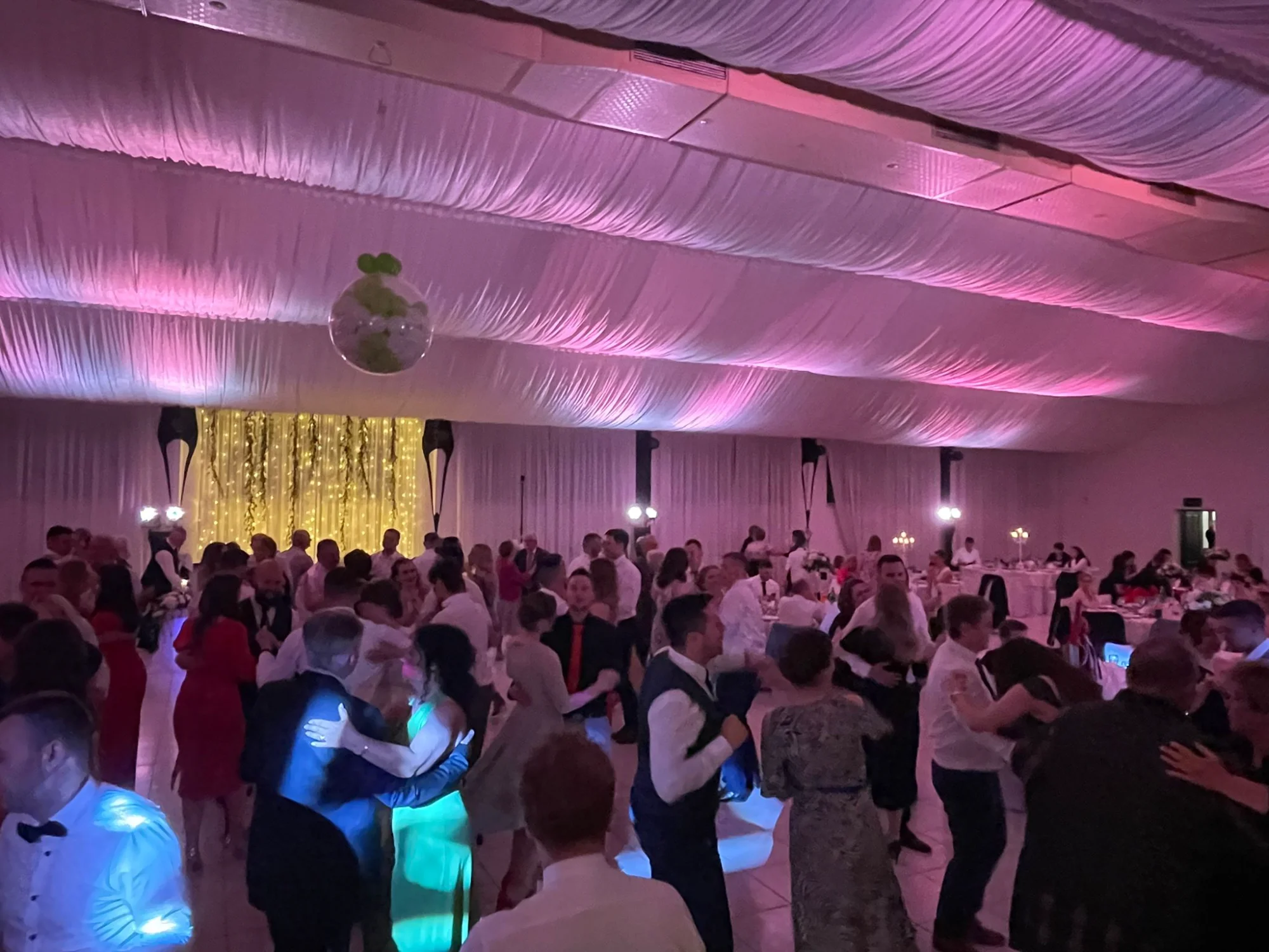 Roza rasvjeta plesni podij vjenčanje zabava