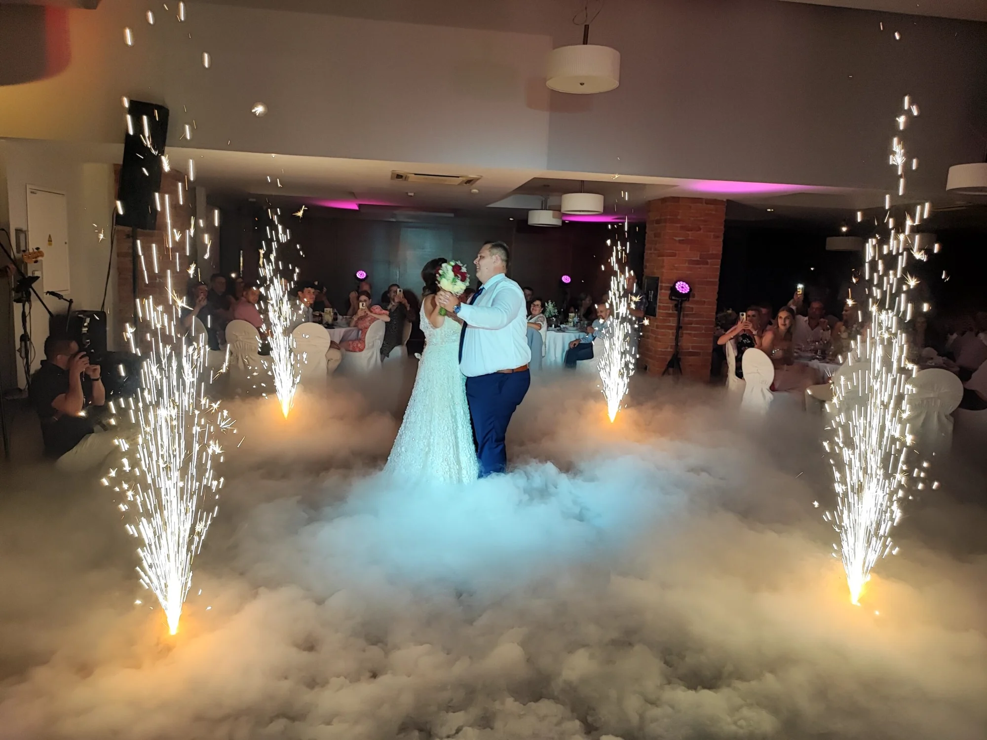 Niski dim i spark fontane prvi ples mladenaca