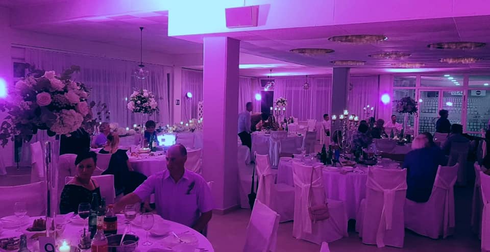 Roza magenta rasvjeta sala za vjenčanja gosti