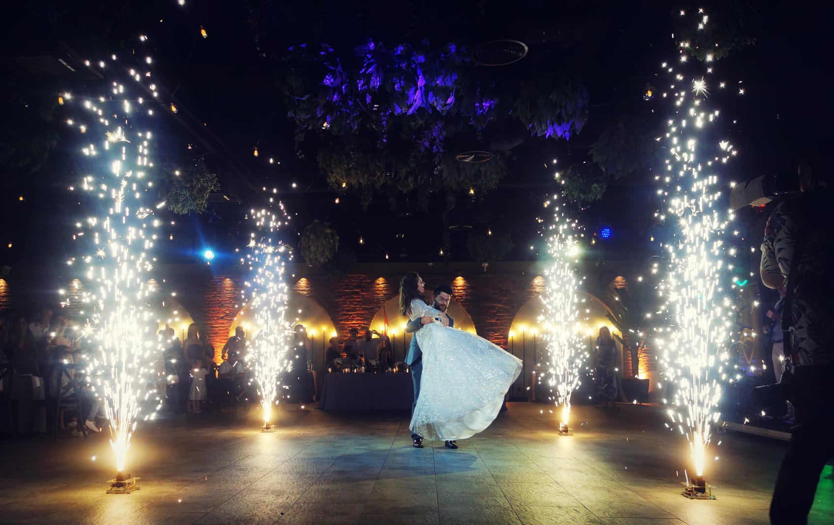 Spark fontane i niski dim prvi ples mladenaca spektakularni efekti vjenčanje