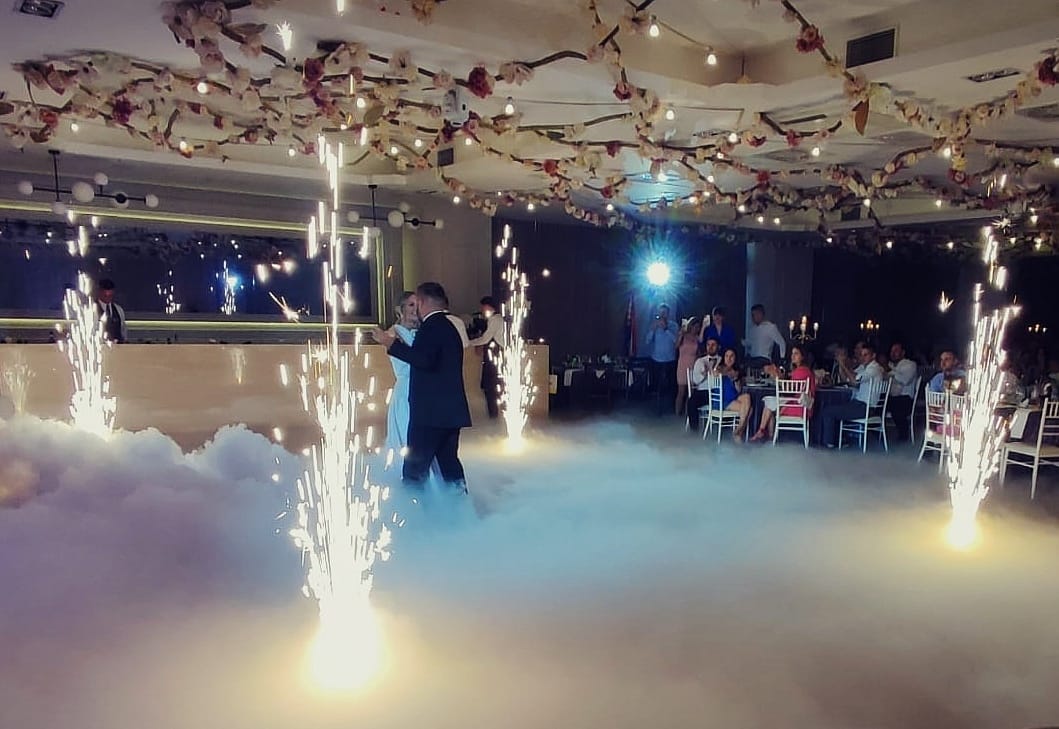 Niski dim spark fontane cvijetna dekoracija vjenčanje