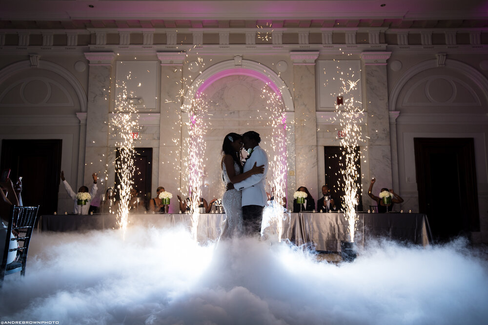 Niski dim spark fontane elegantna sala vjenčanje