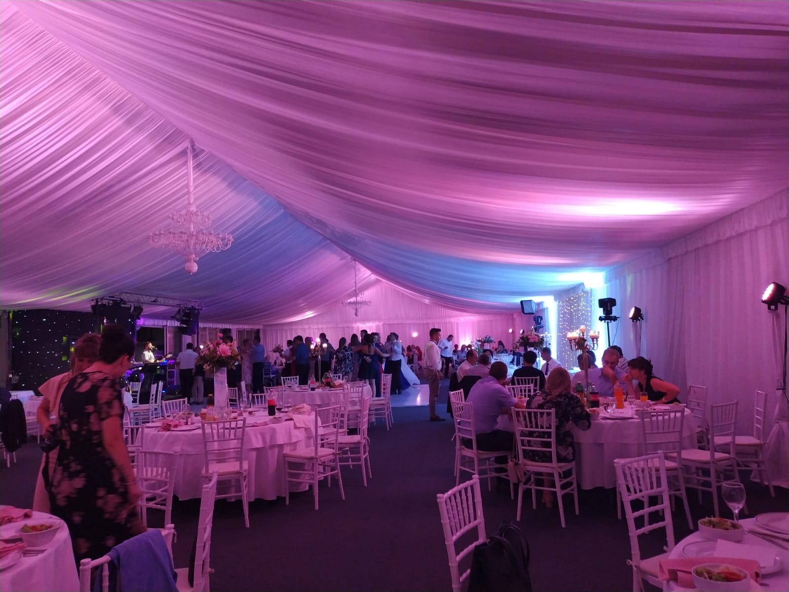 Roza ljubičasta rasvjeta šator za vjenčanje atmosfera