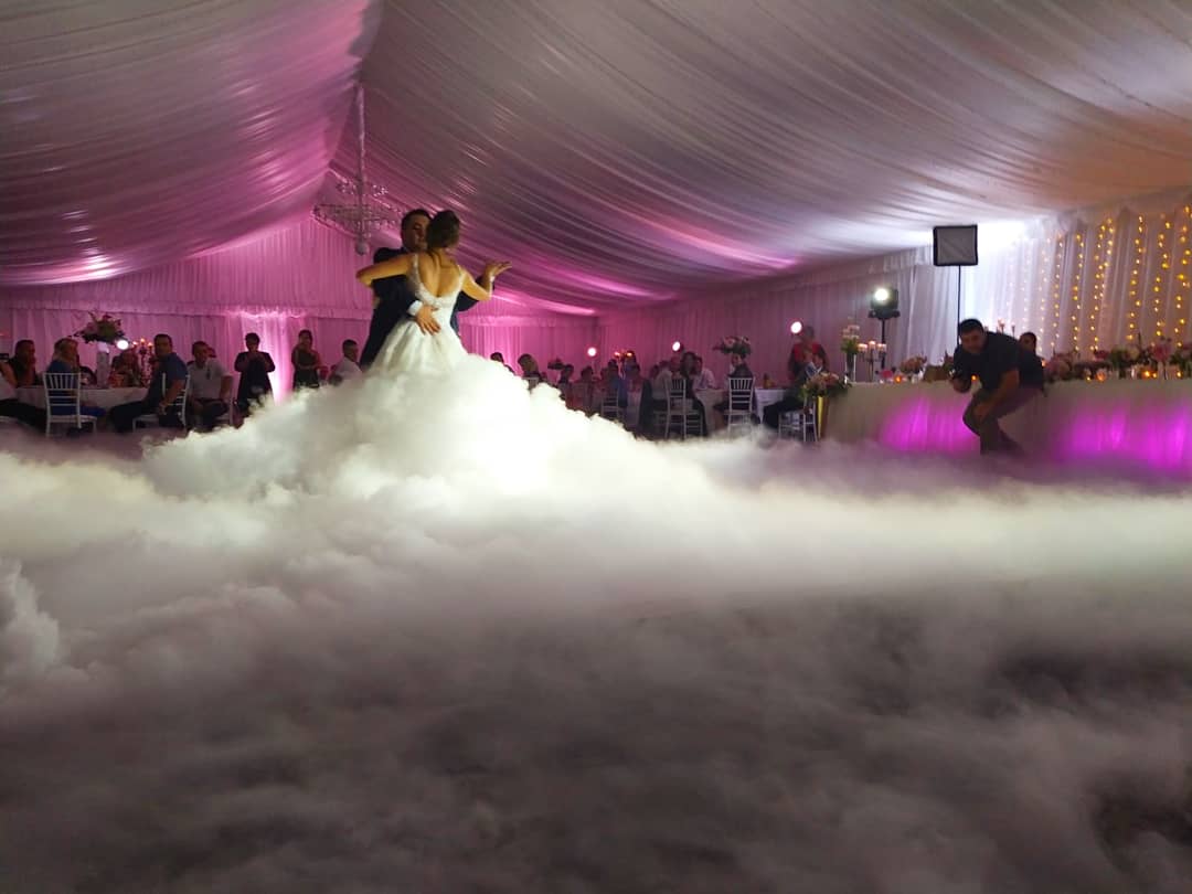 Niski dim roza rasvjeta prvi ples mladenaca šator