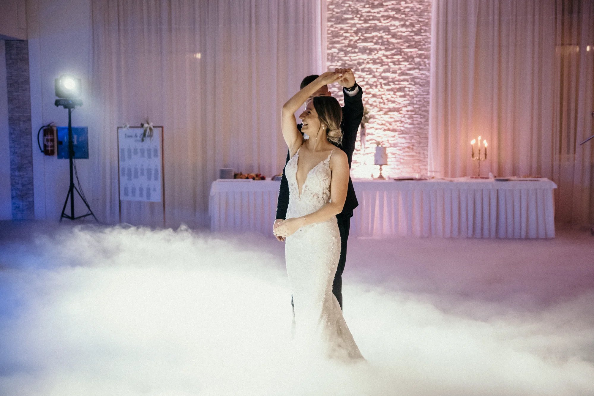 Niski dim za prvi ples mladenaca - rasvjeta za vjenčanja i svadbe Zagreb Hrvatska