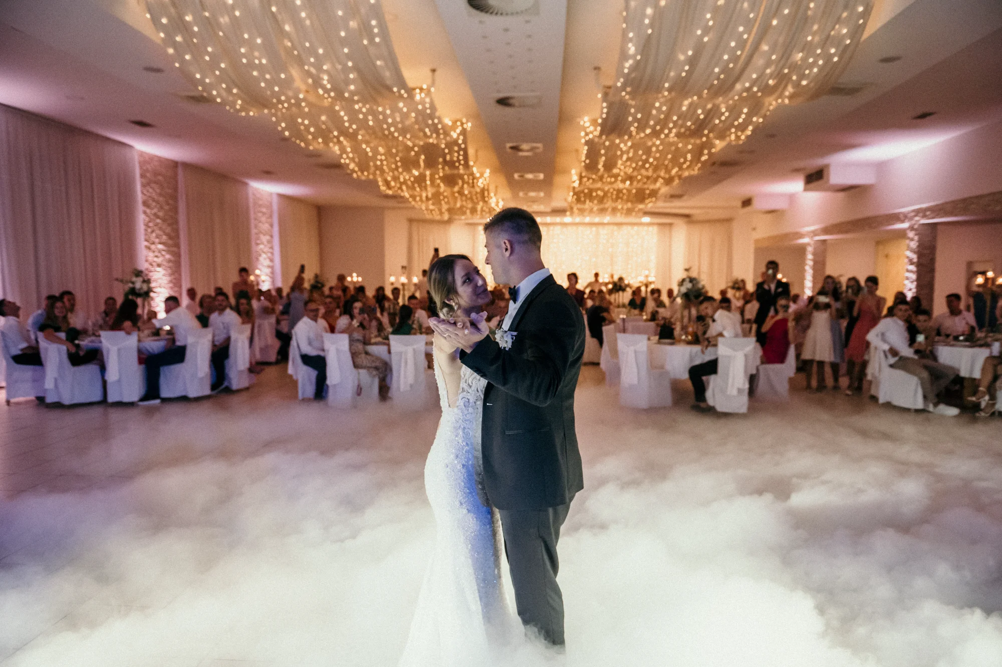 Rasvjeta za vjenčanja - dekorativno osvjetljenje sale za svadbe s niskim dimom Zagreb